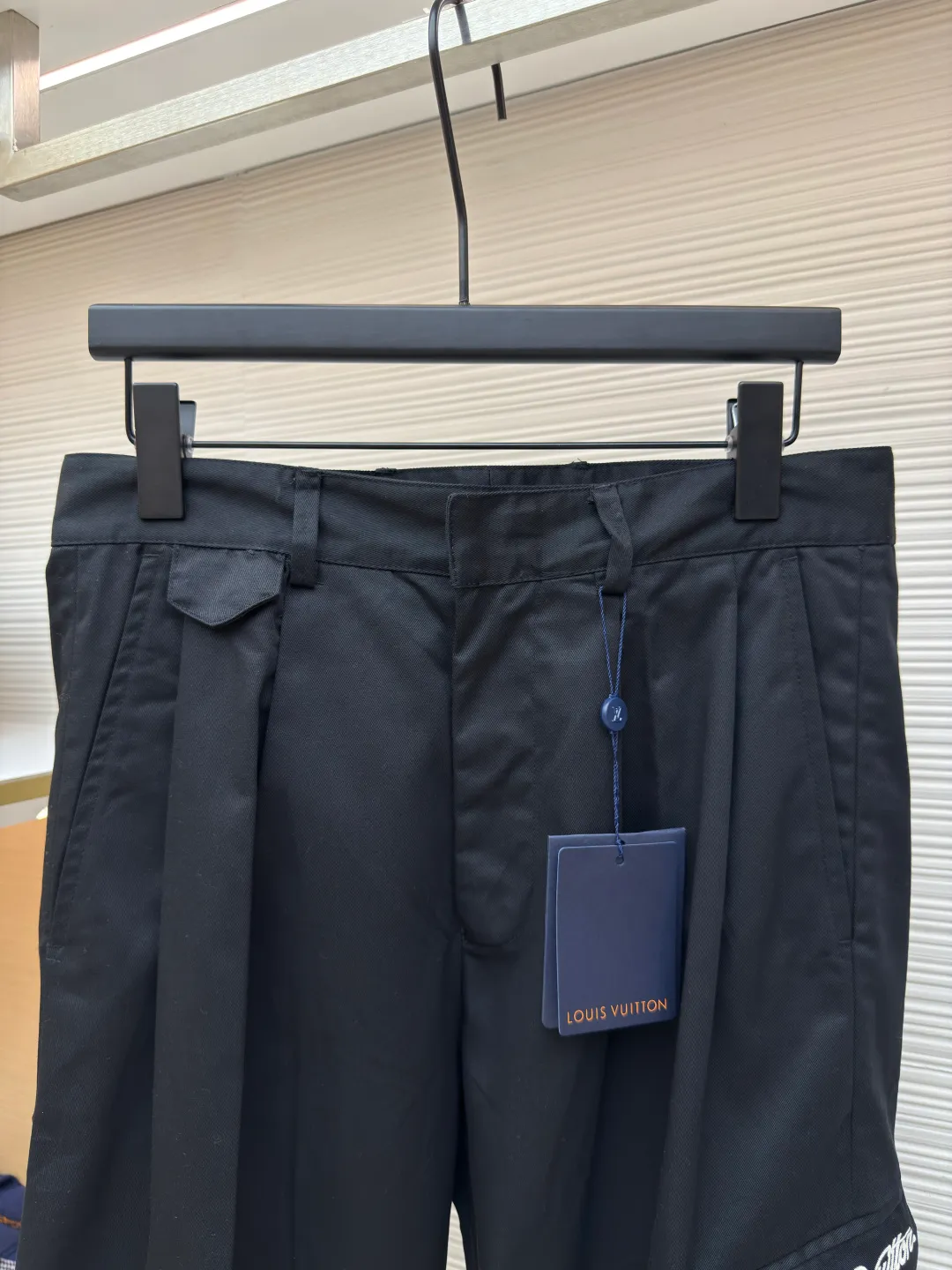LOUIS VUITTON wool embroidered trousers ●Authentic product: purchased and developed by 10036 ●Item number: 1680059-B05 ●Fabric: wool fabric ●Technology: embroidery production ●Version: fitted version ●Weight: about 505 grams ●Size: 46-48-50-52 ●Description: Exclusive custom-woven twill fabric 30% wool blended trousers are more drapey Bag cover logo brand embroidery Customized emblem woven label, overall trousers workmanship, trousers pleats and perm marks are perfectly restored in three dimensions. The overall wiring is straight and delicate, the fabric is comfortable and soft, and the color is consistent without color difference. It can be matched with the same style to create a fashionable look and control various occasions. Customized accessories, complete with three standards, same style for men and women!